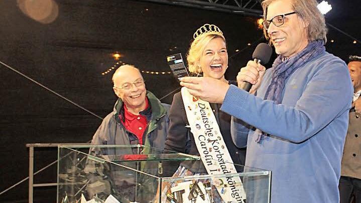 Echte Freude für die Gewinner spiegelte sich am Sonntagabend in den Gesichtern von Rainer Taubert, Korbstadtkönigin Carolin I. und Moderator Frank Ziegler.  Foto: Markus Häggberg
