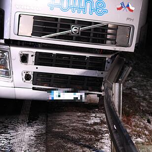 Drei Verletzte bei Unfall auf ploetzlich winterglatten Bundesstrasse