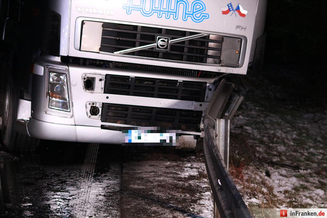 Drei Verletzte bei Unfall auf ploetzlich winterglatten Bundesstrasse