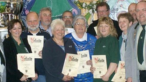 Bei den Ehrungen (von links): Zweiter Vorsitzender Erwin Eck, Inge Eck, Erwin Dorn, Bruno W&ouml;lfel, Christine Schneider Knapp, Bernd Hofmann, Hildegard Schmitt, Reiner Regenfu&szlig;, Elvira Kern, Rosa Kugler, Matthias Schaffelhuber und Erster Vorsitzender Roland Schmitt Foto: privat