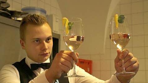 Ein prüfender Blick von Benedikt Schmitt auf den Begrüßungscocktail.