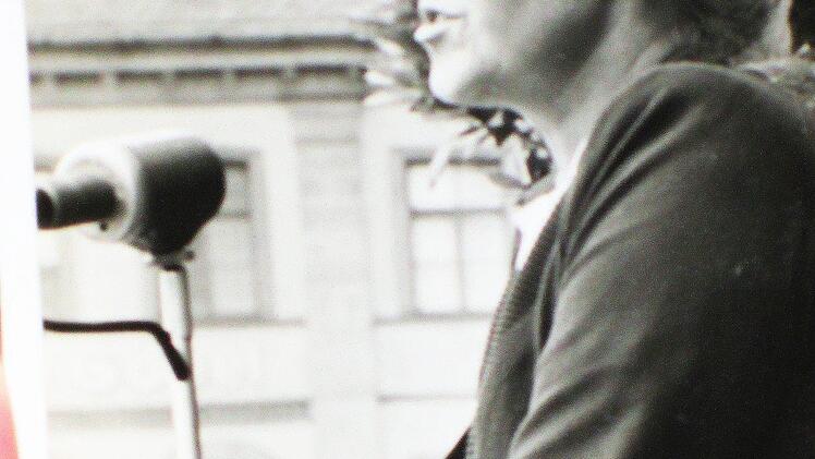 Die Not der Nachkriegsjahre zu lindern war die Passion von Dr. Maria Probst (Foto, bei einer Rede auf dem Hammelburger Marktplatz).  Repro: Ehling/Archiv: Josef Kirchner