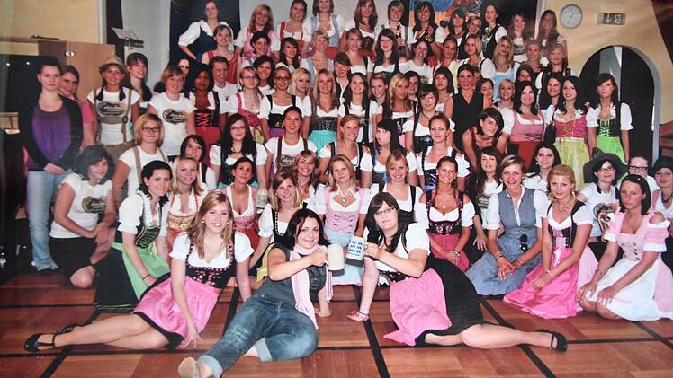 Die "Almdudlerinnen" des Maria-Ward-Gymnasiums präsentieren sich stilgerecht. Repro: Ronald Rinklef