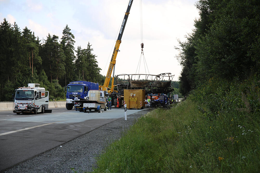 Busunglück Münchberg: Buswrack von A9 geborgen
