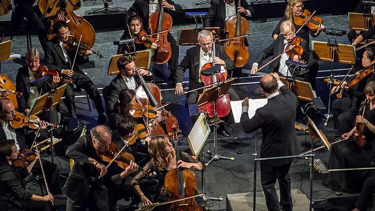 Tanja Tetzlaff und Florian Donderer begeisterten das Publikum beim Sinfoniekonzert im Landestheater Coburg.Foto: Jochen Berger
