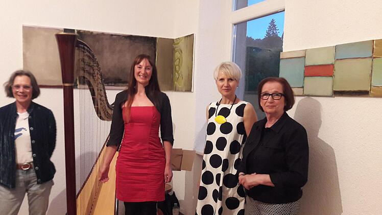 Eine Lesung gab es bei "else!2" ( v.l. Kuratorin Mia Hochrein, Christine Eberherr, Katharina Winterhalter und Linde Unrein). Foto: Hartmut Hessel