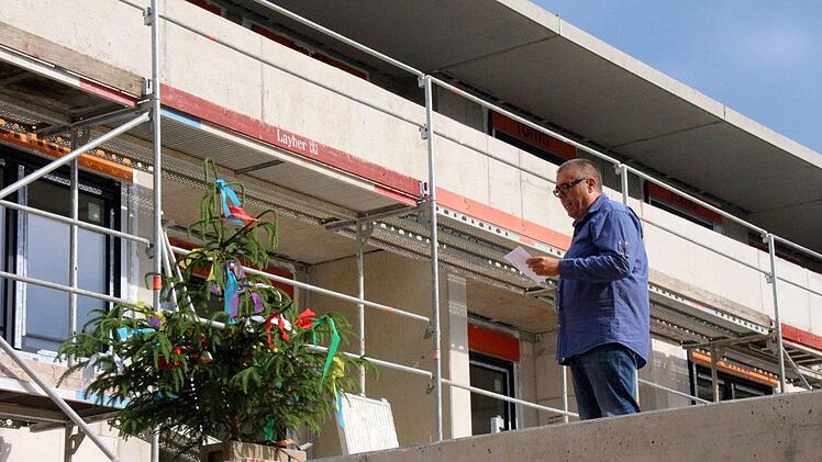 Für Bauleiter Bernd Kurz war der Richtspruch auf dem zweiten Bauabschnitt eine Premiere.Foto: Ulrike Nauer