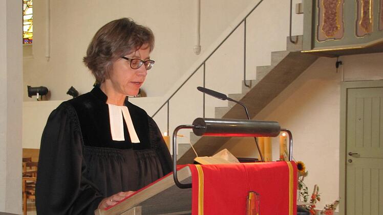 Pfarrerin Hedwig Porsch bei ihrer Predigt in der Heilig-Kreuz-Kirche. Foto: Martin Koch