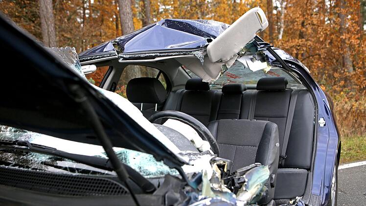 Ein heftiger Unfall hat sich am Montagmorgen bei der Minderleinsm&uuml;hle (Kreis Erlangen-H&ouml;chstadt) ereignet. Foto: NEWS5/Herse