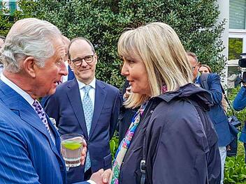 Persönlicher geht's nicht: Die Einladung nach Coburg zu kommen, sprach Birgit Weber spontan beim Smalltalk im Garten aus. Foto: M. Selzer