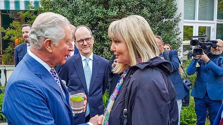 Persönlicher geht's nicht: Die Einladung nach Coburg zu kommen, sprach Birgit Weber spontan beim Smalltalk im Garten aus. Foto: M. Selzer