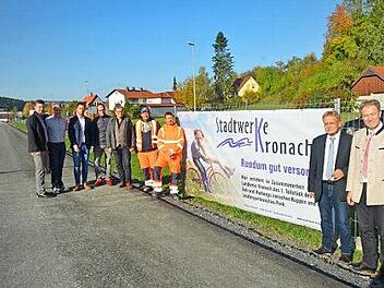 Der neue Fuß- und Radweg entlang der B 173/B303 von der Loewe- Brücke über Ruppen bis zur Einmündung Industriestraße ist kurz vor der Fertigstellung. Davon überzeugten sich (von rechts) Landrat Klaus Löffler, Bürgermeister Wolfgang Beiergrößlein sowie (von links) Markus Wich, Gunther Dressel, Johannes Meitner, Marco Deuerling und Joachim Löffler mit Mitarbeitern des Bauhofes.  Foto: K.- H. Hofmann