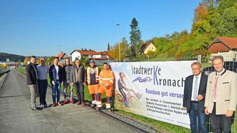 Der neue Fuß- und Radweg entlang der B 173/B303 von der Loewe- Brücke über Ruppen bis zur Einmündung Industriestraße ist kurz vor der Fertigstellung. Davon überzeugten sich (von rechts) Landrat Klaus Löffler, Bürgermeister Wolfgang Beiergrößlein sowie (von links) Markus Wich, Gunther Dressel, Johannes Meitner, Marco Deuerling und Joachim Löffler mit Mitarbeitern des Bauhofes.  Foto: K.- H. Hofmann