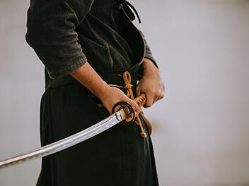 Marktbreit: Mann mit Schwert und Messer bewaffnet bedroht Polizei Mann bedroht Person vor Mc Donalds mit Schwert