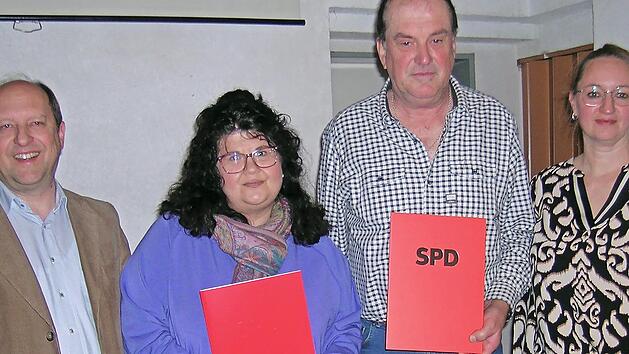 Der stellvertretende Kreisvorsitzenden Ralf Völkl, die Geehrten Kerstin Seitz und Michael Zepmeisel sowie die Reichenbacher Ortsvorsitzende Katja Duman (von links)