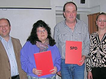 Der stellvertretende Kreisvorsitzenden Ralf Völkl, die Geehrten Kerstin Seitz und Michael Zepmeisel sowie die Reichenbacher Ortsvorsitzende Katja Duman (von links)
