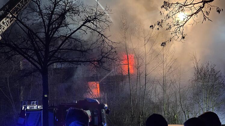 Feuerinferno in Neujahrsnacht: "Meterhohe Flammen" schlagen aus Ansbacher Mehrfamilienhaus