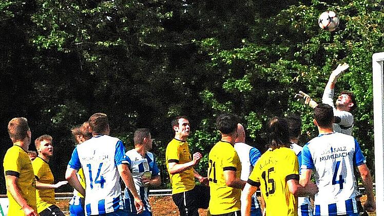 Unser Bild zeigt das Duell zwischen dem TSV Wollbach (in Gelb) und der DJK Salz/M&uuml;hlbach. Die DJK setzte sich mit 3:1 durch und so landete der TSV nach M&uuml;nnerstadt und der DJK auf dem dritten Platz. ssp