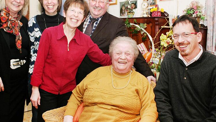 Gute Laune verbreitet die Jubilarin (in der Mitte sitzend)  auch noch mit 90 Jahren:  Unter ihren Gratulanten Vize-Landrätin Karin Knorr, Enkeltochter Michaela, Tochter Waltraud, Bürgermeister Friedrich Gleitsmann und Pfarrer Torsten Bader (von links)  Foto: Evi Seeger