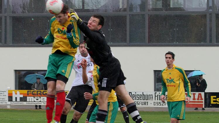 Gemeinsam wehrt hier die vielbeinige Bamberger Abwehr die Flanke mit Keeper Philipp Ullein ab, sodass der Sander Alexander Reinhart (zweiter von links) keine Chance bekommt. Foto: Günther  Geiling