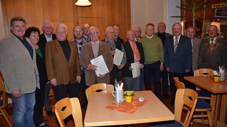 Diese Kraftfahrer wurden von der Kreisverkehrswacht für vorbildliches bewährtes Fahren geehrt. Mit im Bild Vorsitzender Roland Pyka (links) sowie (von rechts): Zweiter Vorsitzender Günter Neubauer, Stadt und Kreisrat Heinz Hausmann sowie weiterer Stellvertreter des Landrats Bernd Steger. Fotos: K.-H. Hofmann