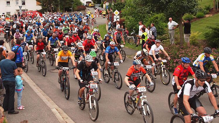 Eine Rekordbeteiligung wird beim 17. Franken-Bike-Marathon in Trieb am 22. Juni erwartet, so dass sich wie im letzten Jahr ein riesiges Fahrerfeld auf den Weg machen wird. Foto: Alfred Thieret