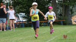 800 Meter der U10 mit Carlotte Köth und Rebecca Schubert vom 1. FC Rottershausen.