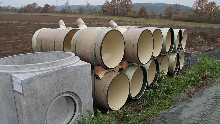 Rohre aus glasfaserverstärktem Kunststoff mit bis zu 900 Millimeter Durchmesser kommen unter die Erde. Foto: Jürgen Gärtner