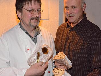 Schon dreimal hintereinander erhielten die Bäckermeister Herbert Hedrich (li.) Bad Kissingen/Winkels und Walter Emmert (Hammelburg) ein "Sehr gut" für ihre Stollenvarianten.