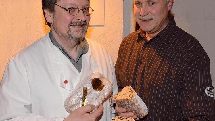 Schon dreimal hintereinander erhielten die Bäckermeister Herbert Hedrich (li.) Bad Kissingen/Winkels und Walter Emmert (Hammelburg) ein "Sehr gut" für ihre Stollenvarianten.