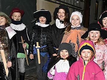 Sturm und Regen hielten die Kinder nicht ab, den Königsberger Brauch mit Leben zu erfüllen. Als "Hätscherklooßen" zogen sie von Haus zu Haus (hinten von links): Josephine, Fabian, Janik, Leonie, Sophie, Anna sowie (vorne von links) Clarissa, Sophie und Judith. Foto: Gerold Snater