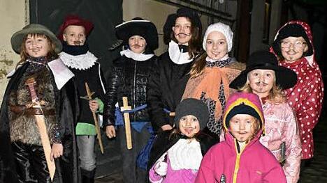 Sturm und Regen hielten die Kinder nicht ab, den Königsberger Brauch mit Leben zu erfüllen. Als "Hätscherklooßen" zogen sie von Haus zu Haus (hinten von links): Josephine, Fabian, Janik, Leonie, Sophie, Anna sowie (vorne von links) Clarissa, Sophie und Judith. Foto: Gerold Snater
