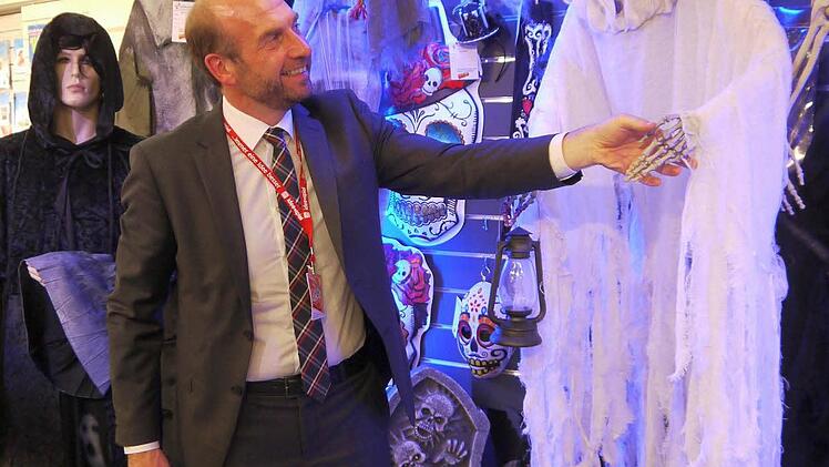 Müller Festartikel: Martin Schmitz macht Bekanntschaft mit einem Kostümklassiker. Foto: Berthold Köhler