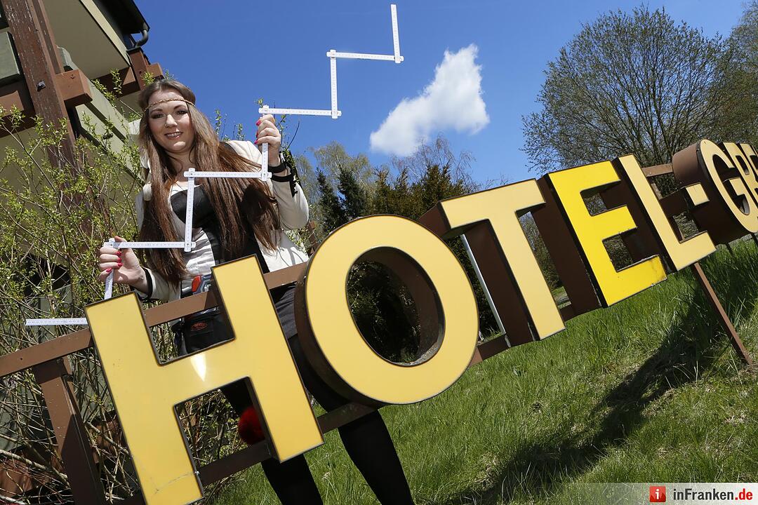 Angie Katze eröffnet Schlagerhotel
