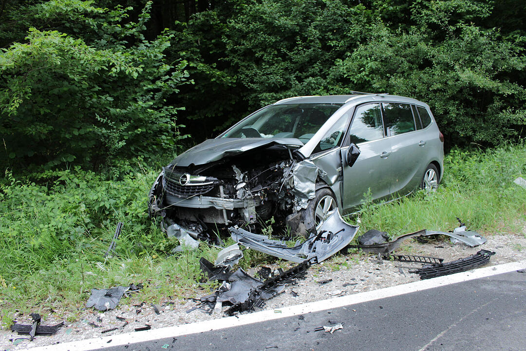 Kreis Forchheim: Autos kollidieren frontal auf B2 bei Betzenstein