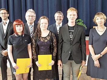 Die drei Besten der Abschlussklasse Mittelschule Oberes Rodachtal von links: Klassenlehrer Benjamin Vetter, Nicole Göppner, Schulamtsdirektor Uwe Dörfner, Elena Sattler, Bürgermeister Gerhard Wunder, Florian Bätz und Schulleiterin Roswitha Zenk Fotos: Susanne Deuerling