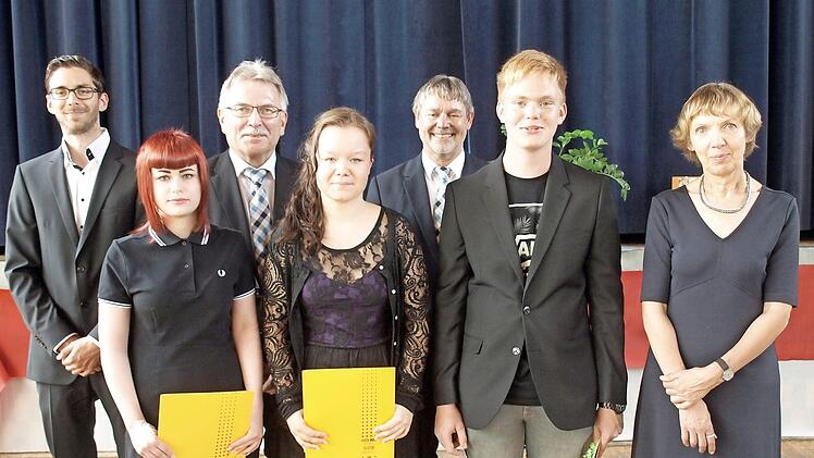 Die drei Besten der Abschlussklasse Mittelschule Oberes Rodachtal von links: Klassenlehrer Benjamin Vetter, Nicole Göppner, Schulamtsdirektor Uwe Dörfner, Elena Sattler, Bürgermeister Gerhard Wunder, Florian Bätz und Schulleiterin Roswitha Zenk Fotos: Susanne Deuerling