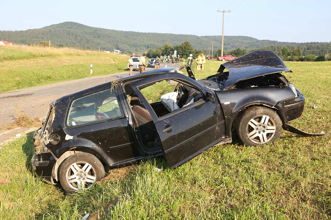 Schmerldorf: 20-Jähriger bei Unfall aus Auto geschleudert und schwerst verletzt