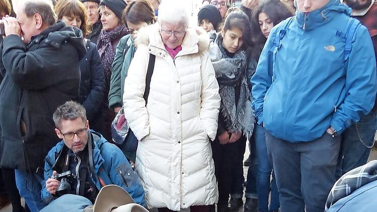 Gunter Demnig verlegt die Steine in der Klosterstraße.