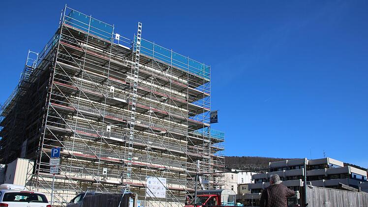Die Baustelle des Kurhausbades zieht regelmäßig Zaungäste an, im Vordergrund ist das Areal des früheren Kurhaushotels, das aktuell als Baufeld genutzt wird, aber möglichst bald neu gestaltet werden soll. Foto: Ralf Ruppert