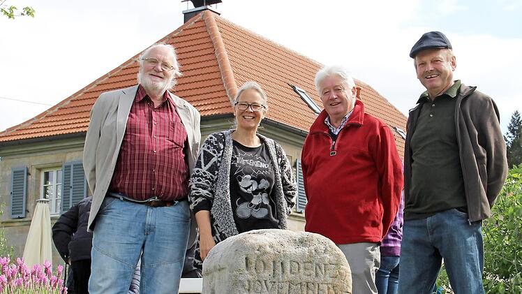 Stellvertretender Bürgermeister Veit Pöhlmann, Hausherrin Monika Kober, Finder Helmut Wüst und Stein-Eigentümer Hans Schwarz (von links) mit dem Putzenstein Foto: Katharina Müller-Sanke