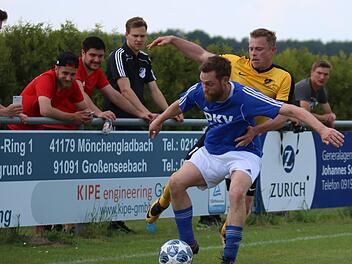 René Rattmann (hinten) und der FSV Großenseebach verbuchten im "Sechs-Punkte-Spiel" in Heroldsbach um Thomas Marquardt drei Zähler im Kampf um den Klassenerhalt.Matthias Hofmann