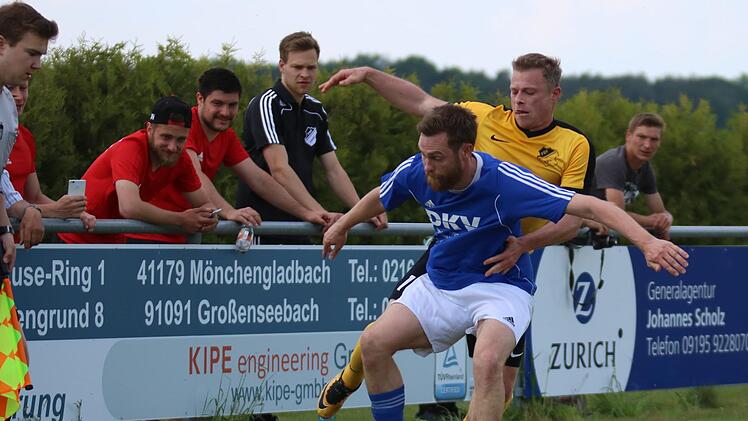 René Rattmann (hinten) und der FSV Großenseebach verbuchten im "Sechs-Punkte-Spiel" in Heroldsbach um Thomas Marquardt drei Zähler im Kampf um den Klassenerhalt.Matthias Hofmann