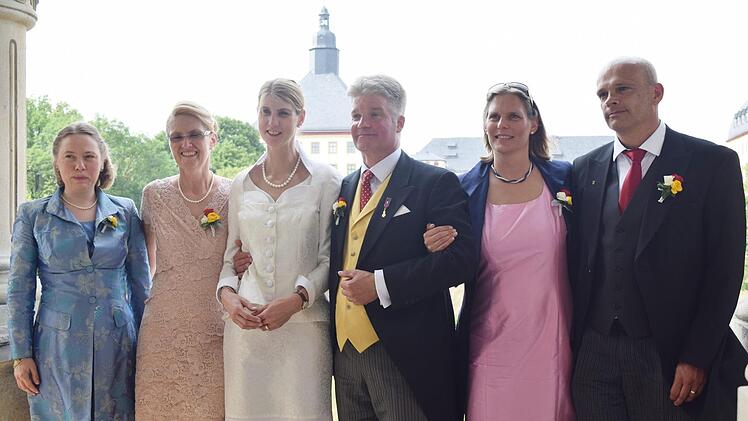 Das Brautpaar zusammen mit den Trauzeugen Brunhilde Neudecker, Angelika Schaller, Isabelle Prinzessin zu Leiningen und Wolfram Neudecker (von links).Daniela Pondelicek