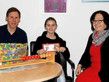 Ida Frank von der Grundschule Ebelsbach wurde Siegerin im unterfränkischen Mathematikwettbewerb. Mit ihr freuen sich Klassenlehrer Oliver Männer und Rektorin Angelika Schmitt.  Foto: Günther Geiling