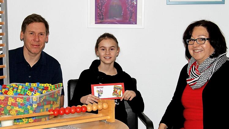 Ida Frank von der Grundschule Ebelsbach wurde Siegerin im unterfränkischen Mathematikwettbewerb. Mit ihr freuen sich Klassenlehrer Oliver Männer und Rektorin Angelika Schmitt.  Foto: Günther Geiling