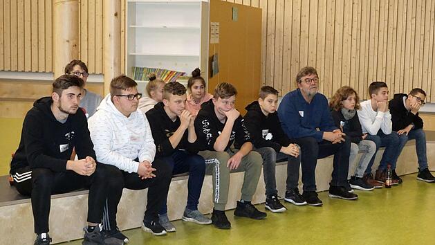B&uuml;rgermeister Horst Rehder (4. v. r.) dachte mit den jungen He&szlig;dorfern &uuml;ber die Zukunft der Gemeinde nach.    Foto: Richard S&auml;nger