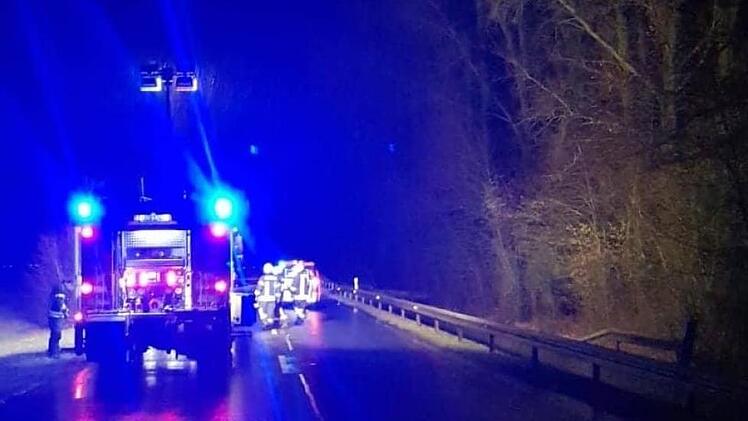 Die Eltmanner Feuerwehrleute am Montagfrüh auf der B26. Der Baum war schnell weggeräumt. Feuerwehr Eltmann