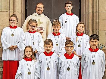 Sieben Ministranten, hier mit Pfarrer Johannes Saffer und Oberministranten, nahmen ihren Dienst in Weisendorf auf.