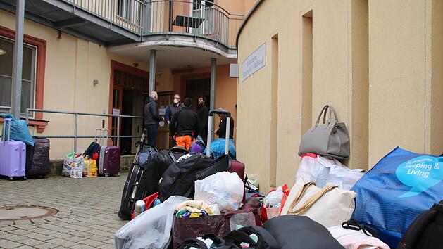 Alles was die Menschen aus der Ukraine retten konnten, steht in wenige Koffer und R&uuml;cks&auml;cke gepackt vor der Not-Unterkunft.